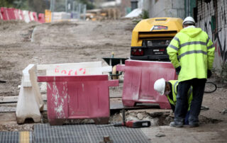 La falta de mano de obra cualificada en la construcción coloca a fontaneros, electricistas y albañiles por encima de la media de salarios en España