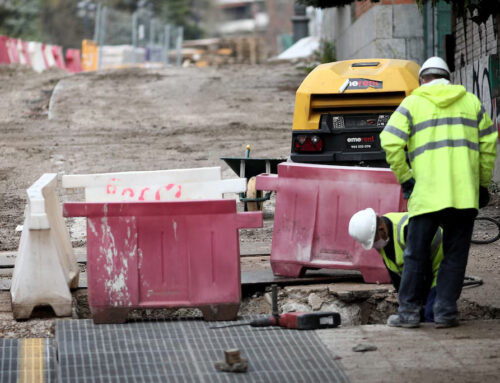 La falta de mano de obra cualificada en la construcción coloca a fontaneros, electricistas y albañiles por encima de la media de salarios en España