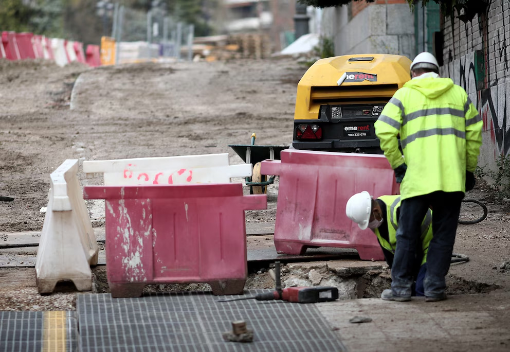 La falta de mano de obra cualificada en la construcción coloca a fontaneros, electricistas y albañiles por encima de la media de salarios en España